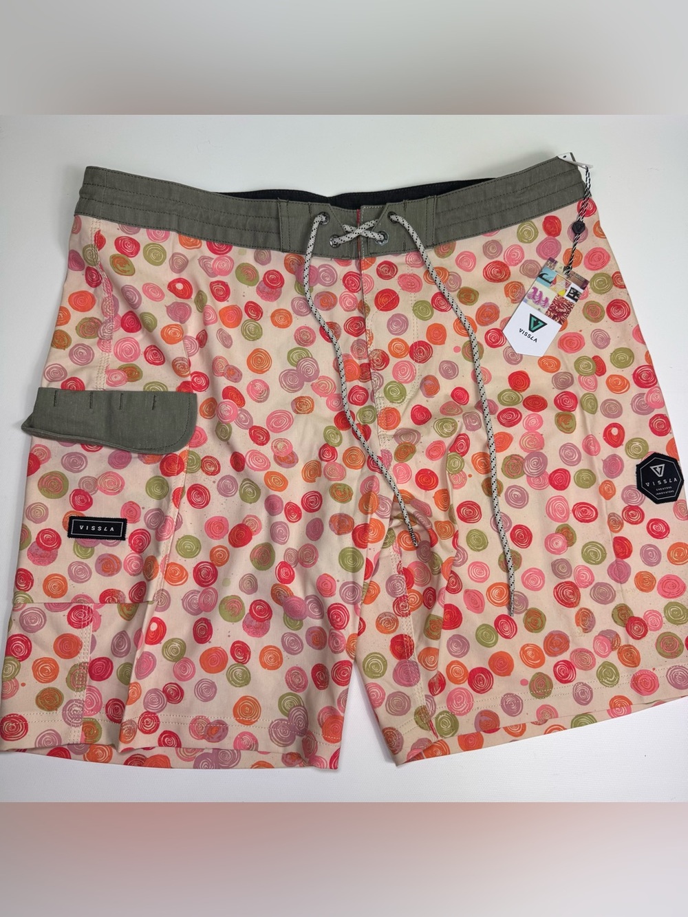 Vissla Spun Out 18.5" boardshorts featuring a Thomas Campbell print size 36 NWT